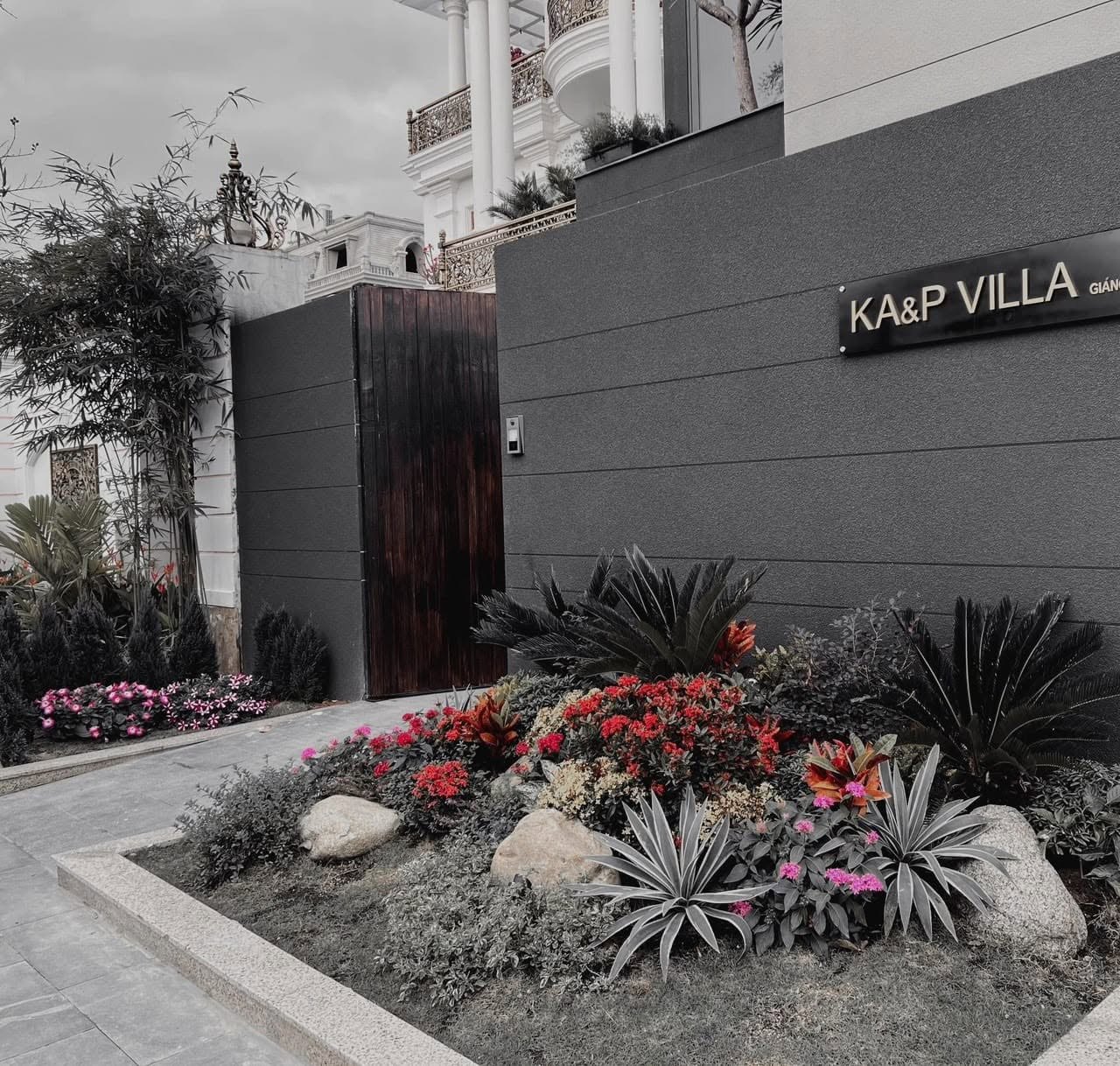 Bảng tên KA&P Villa và vườn hoa trước nhà
