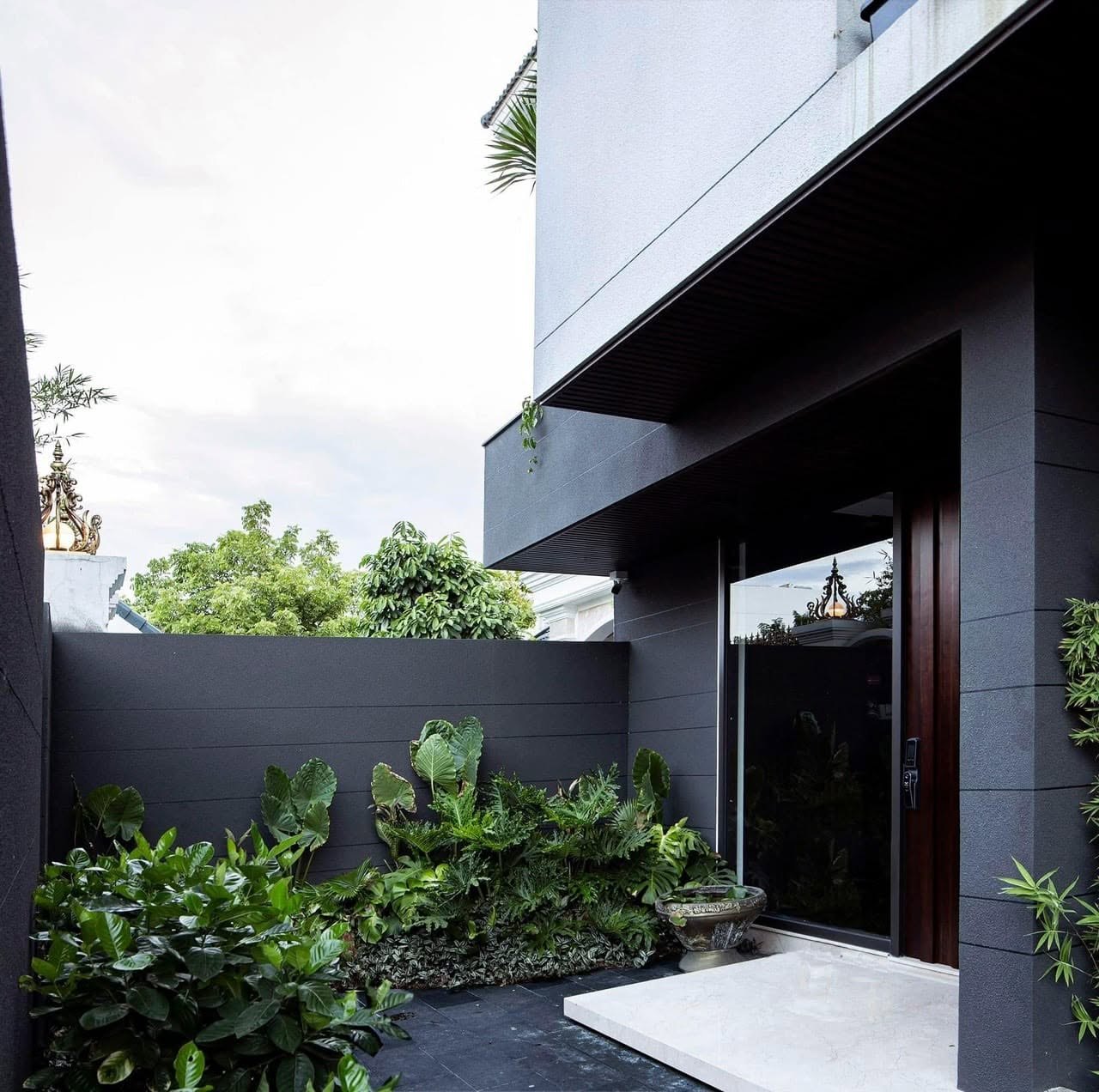 Lối vào và sân vườn