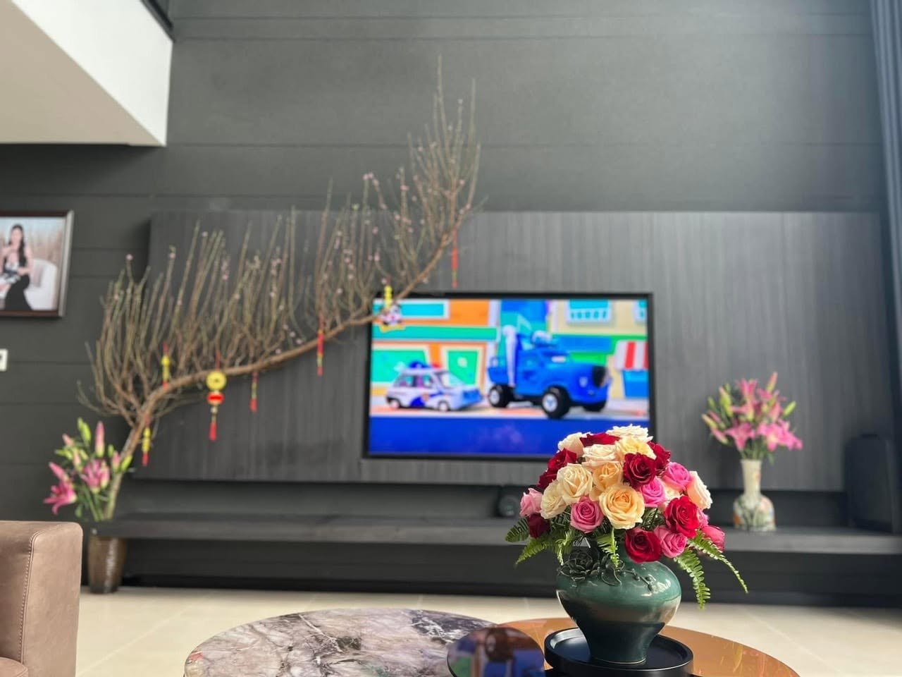 Tường phòng khách tông tối