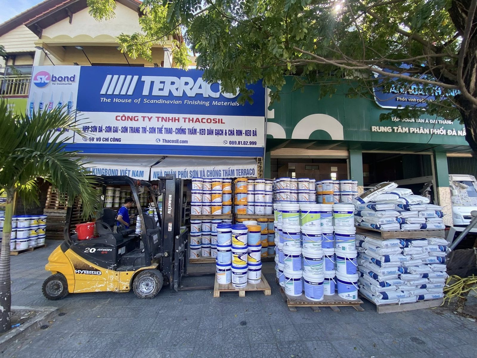 Hàng Terraco xếp trước cửa hàng Thacosil